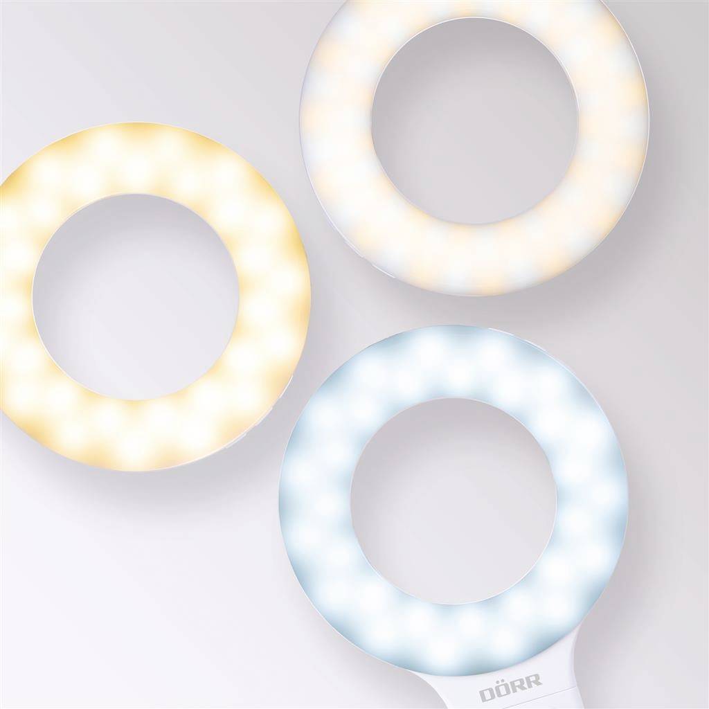 Tre anelli luminosi LED rotondi in diverse tonalità di bianco su sfondo chiaro, che mostrano le opzioni di illuminazione per la fotografia.