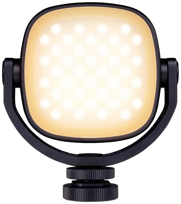 Una lampada LED quadrata illumina in un giallo caldo. È montata su un supporto regolabile.