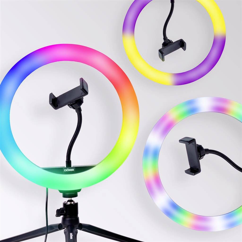 Tre luci ad anello colorate di diversi colori, ciascuna con un supporto per smartphone al centro, su uno sfondo chiaro.