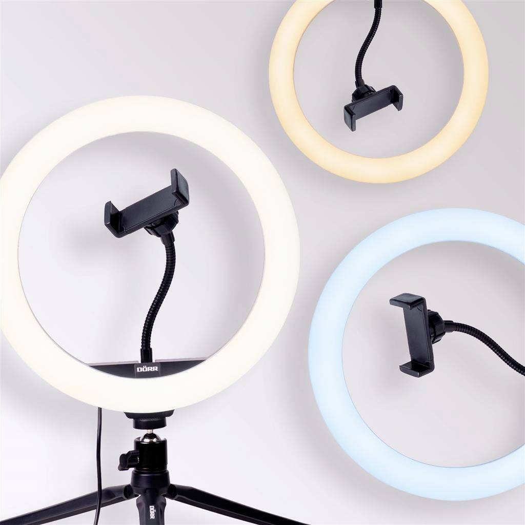 Tre anelli luminosi LED in diversi colori (bianco, giallo, blu) con supporti su treppiedi. Perfetti per fotografia o riprese video.