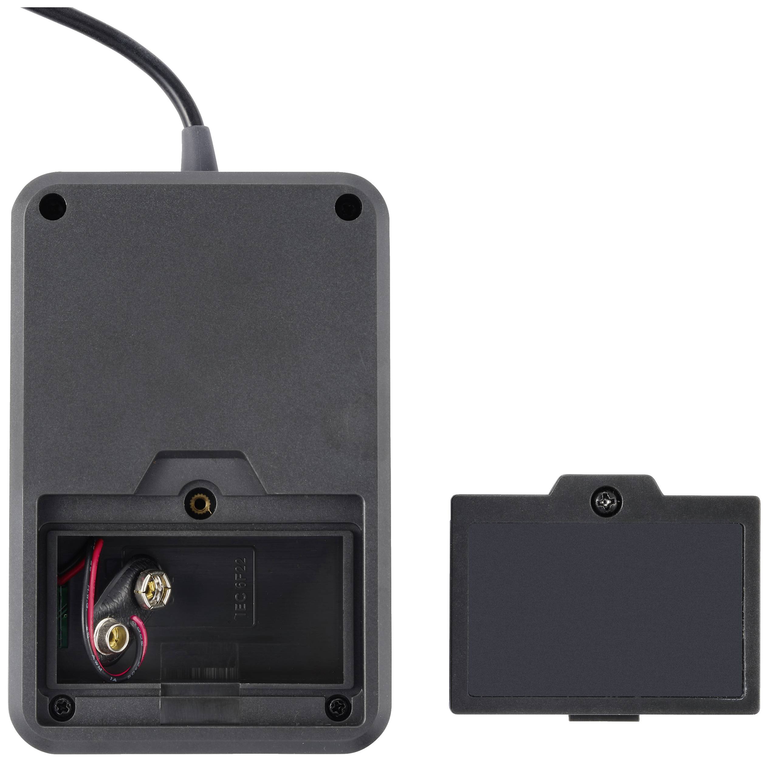 Un dispositivo elettronico nero con il vano batteria aperto e il coperchio rimosso, mostra i contatti delle batterie all'interno.