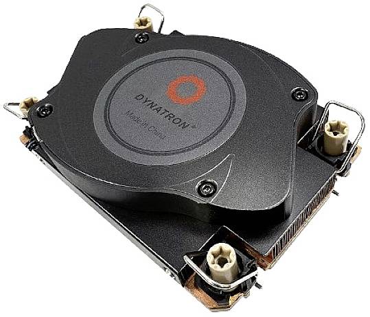 Un dissipatore di calore nero per computer con un ventilatore rotondo, contrassegnato con 'Dynatron'. Include elementi di fissaggio.