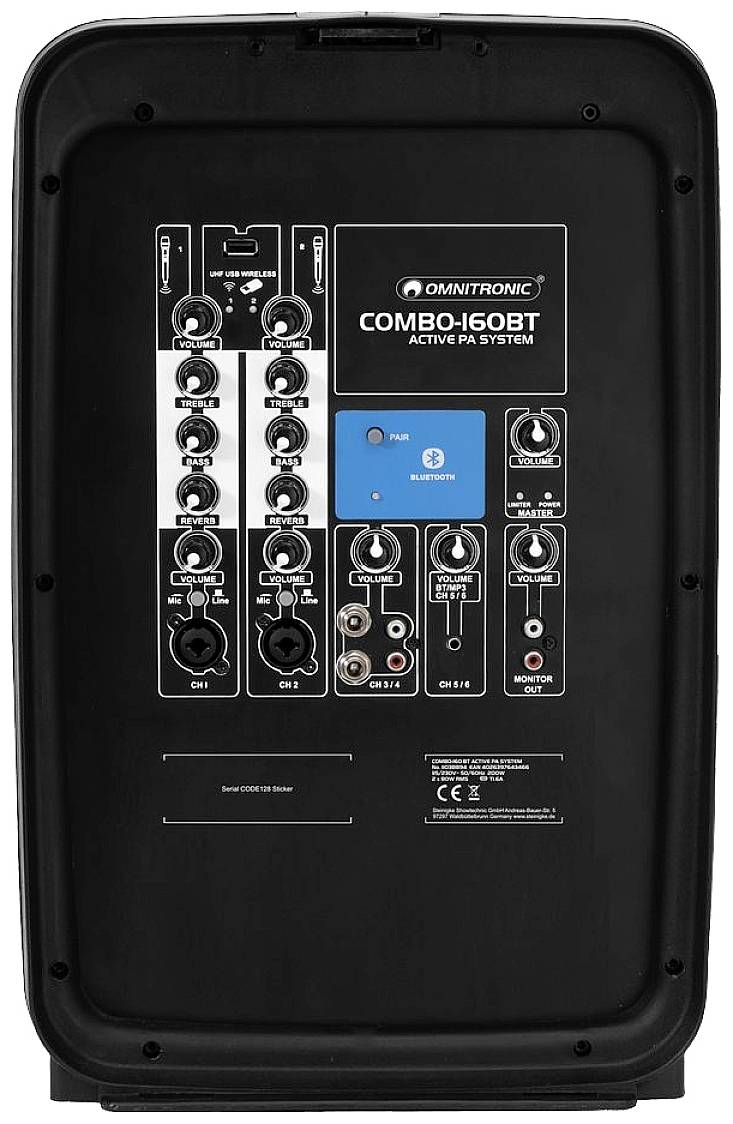 Retro di un sistema PA con diversi ingressi audio e manopole di regolazione. Nome del marchio in alto. Connessioni e funzioni rappresentate schematicamente.