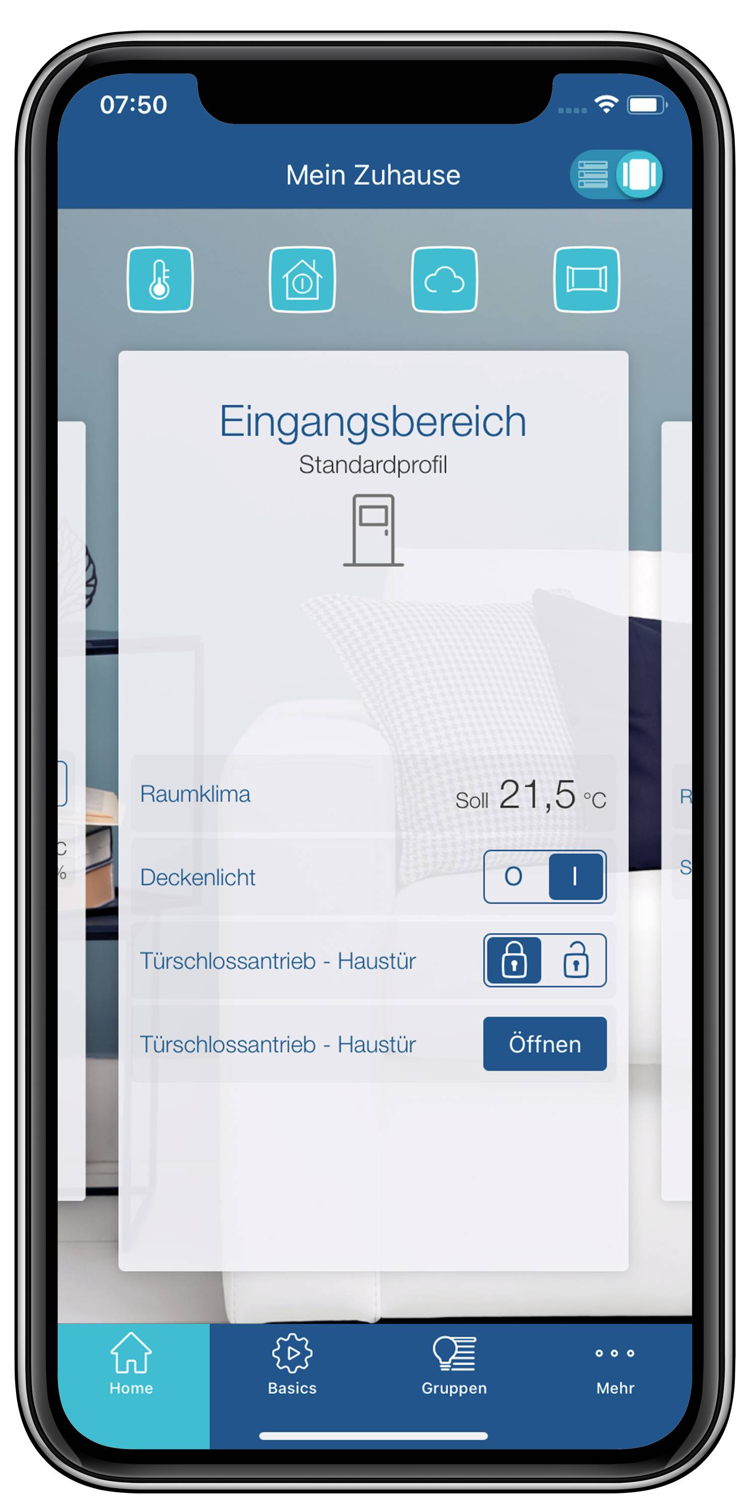 Smartphone mostra un'app per il controllo domestico. Il display indica la temperatura ambiente a 21,5 °C e il comando per l'apertura della serratura elettrica nell'area d'ingresso.