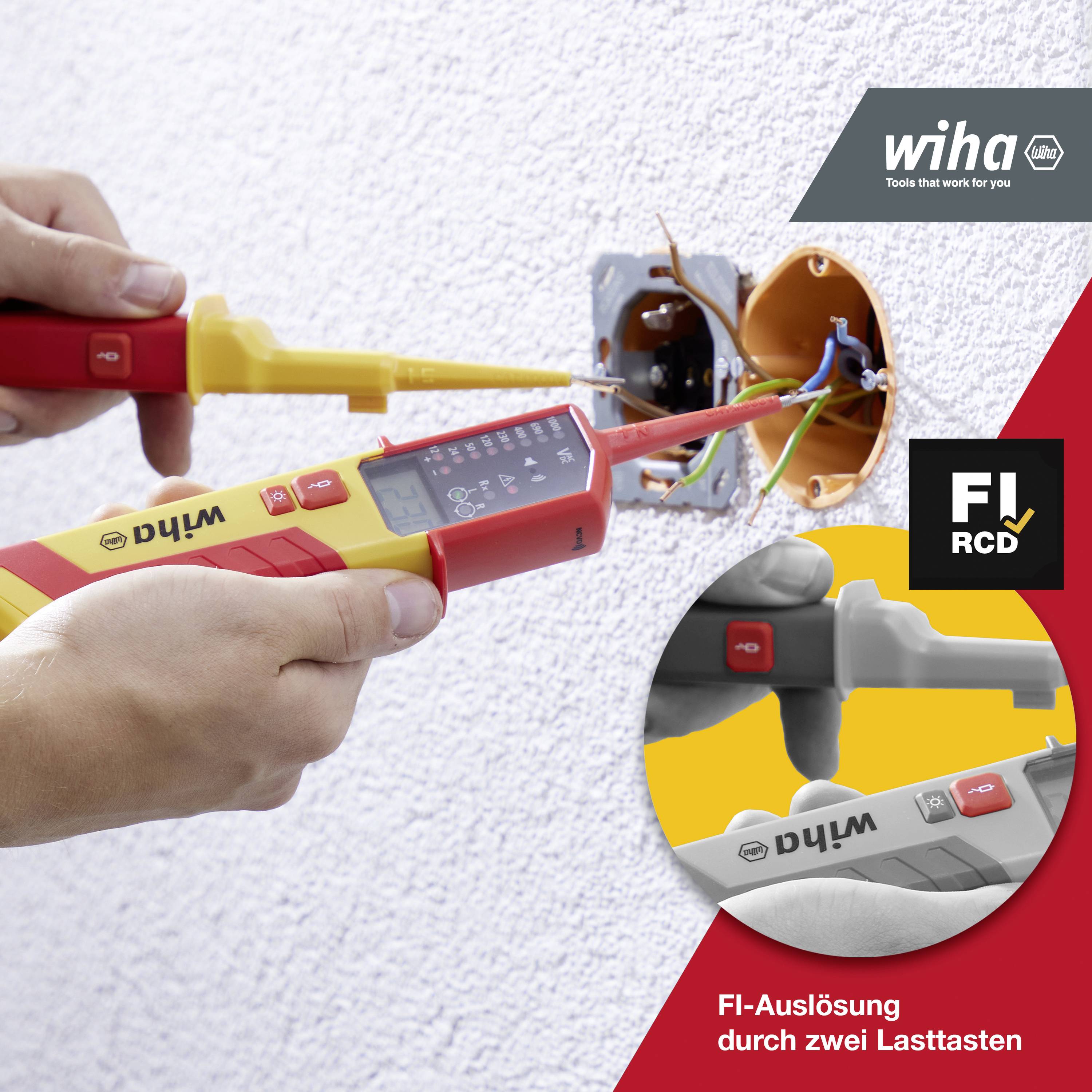 Una persona verifica i cavi elettrici con un cercafase Wiha in una presa aperta. Testo: 'Intervento differenziale tramite due pulsanti di carico'.