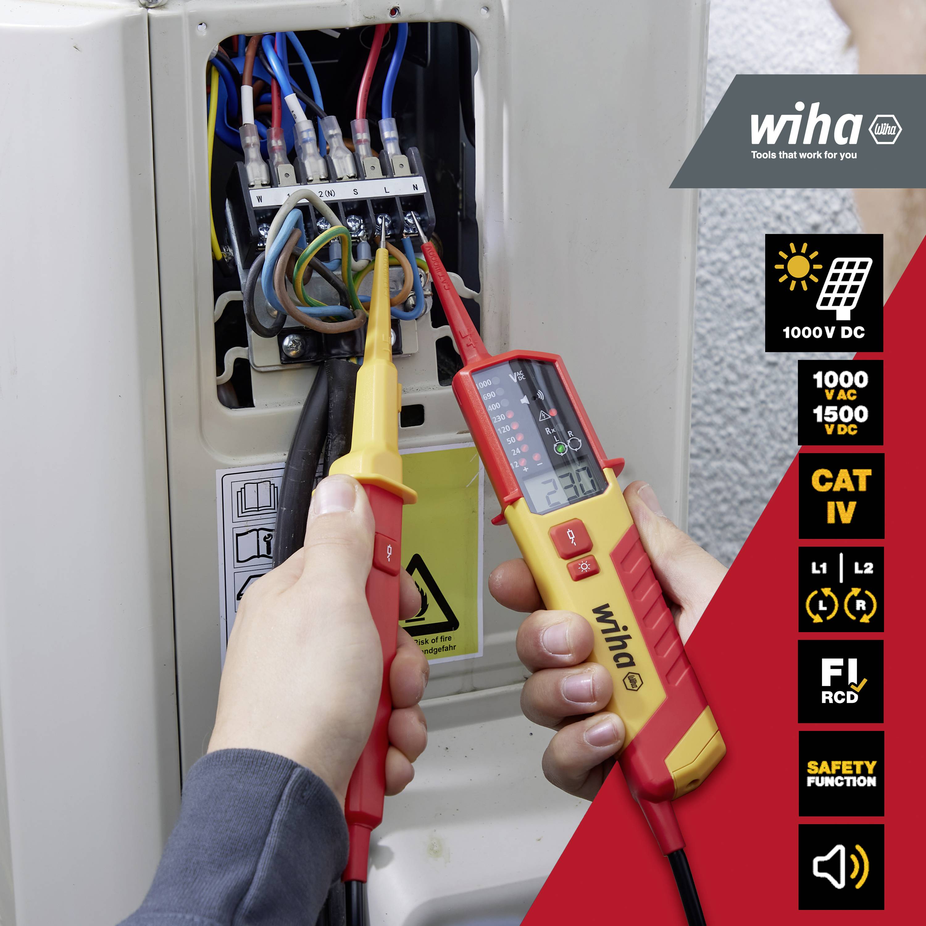 Una persona sta misurando linee elettriche in un quadro elettrico utilizzando un tester digitale. Il misuratore indica 230V.