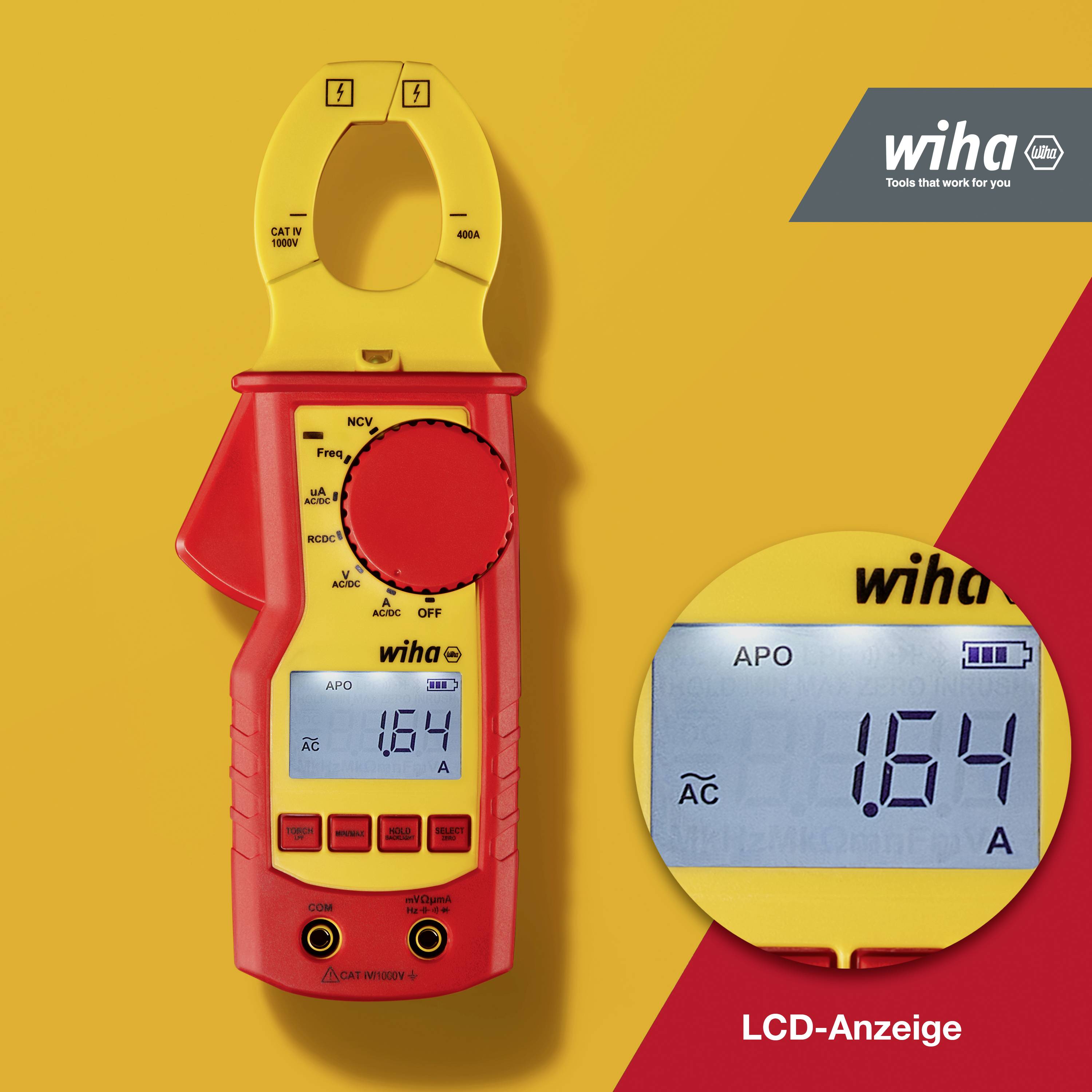 Un multimetro a pinza rosso con impugnatura gialla misura una corrente alternata di 1,64 Ampere. Sul lato destro un primo piano del display LCD con '1,64 A'.