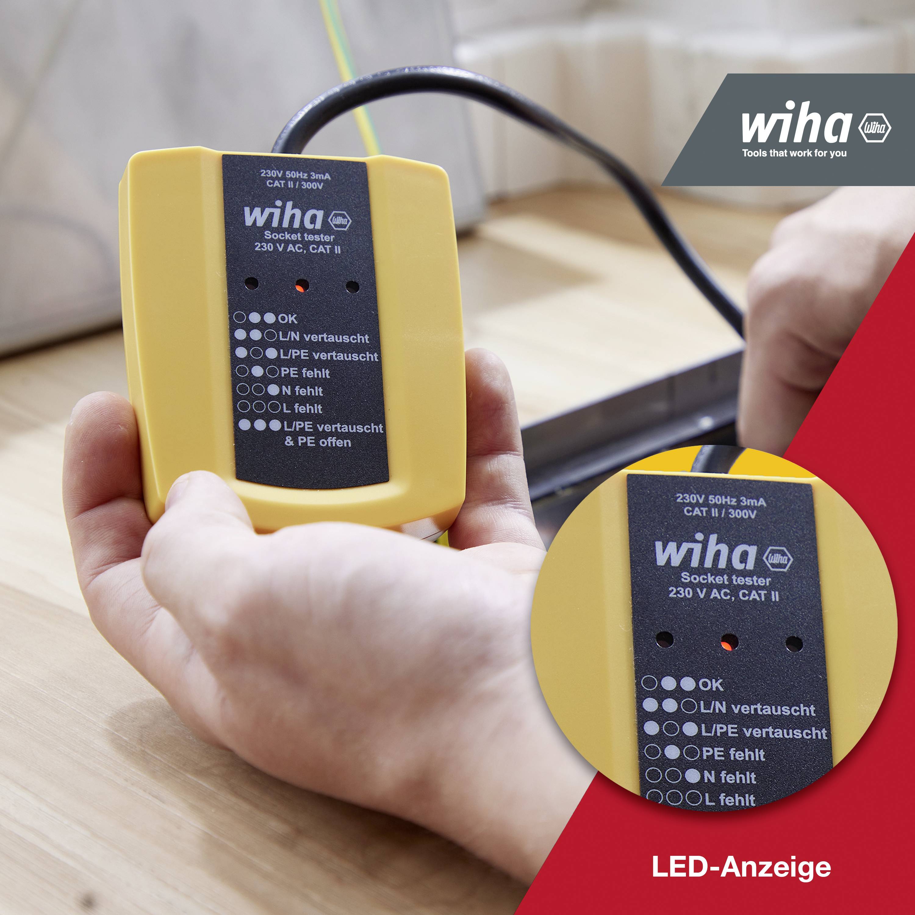 'Una persona tiene un tester per prese elettriche Wiha con indicatore LED. I LED mostrano lo stato della presa, compresi 'OK' e 'Errore'. Il logo del marchio è visibile in alto a destra.'