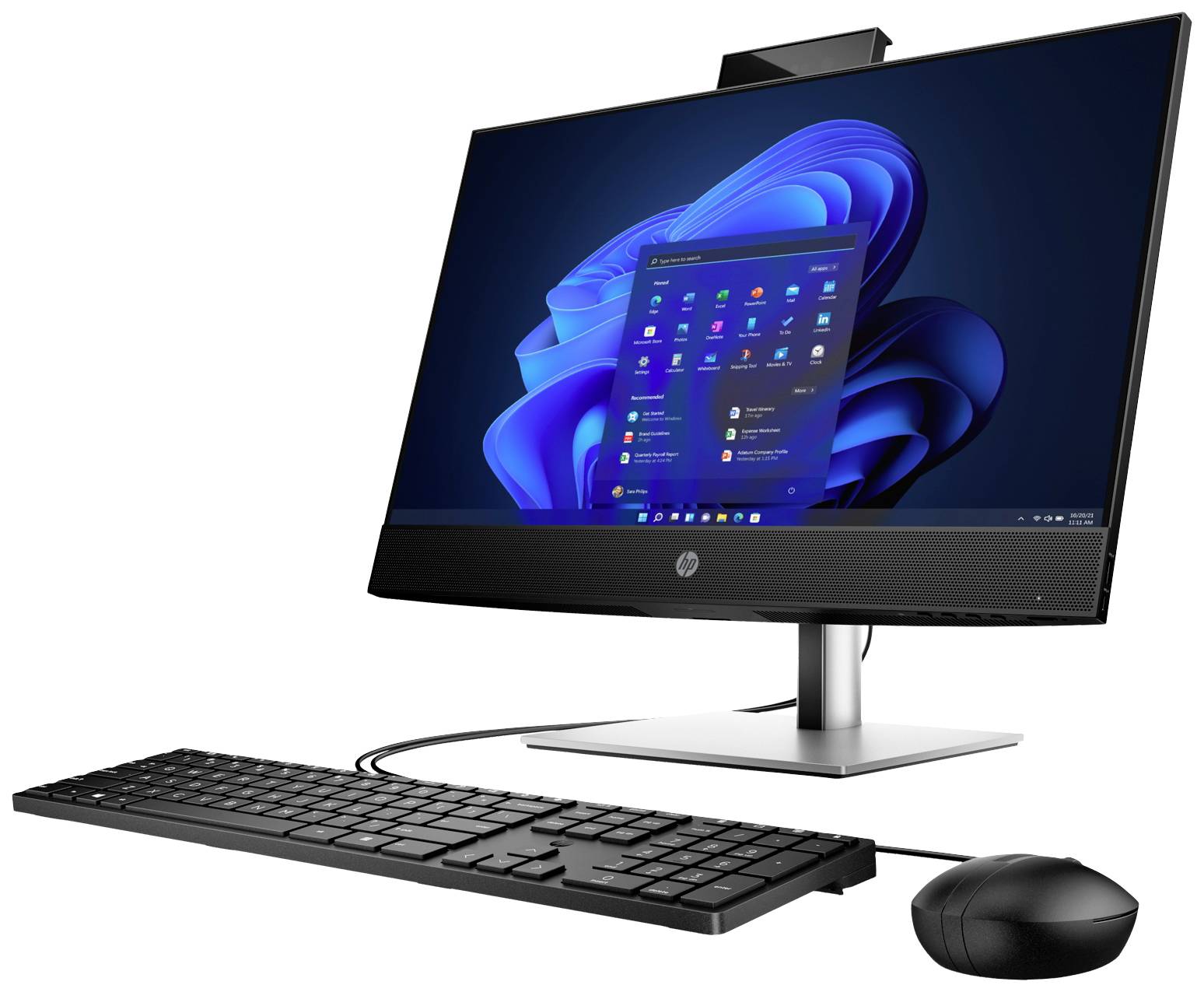 Un computer desktop all-in-one con schermo che mostra Windows 11. Tastiera e mouse sono collegati.