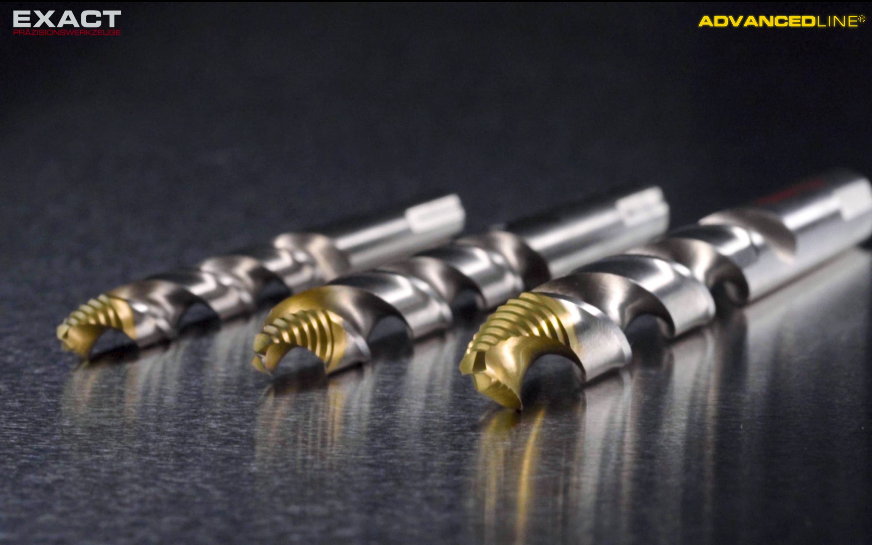 Tre punte a gradini di diverse dimensioni sono posizionate una accanto all'altra su una superficie metallica, riprese da un angolo laterale.