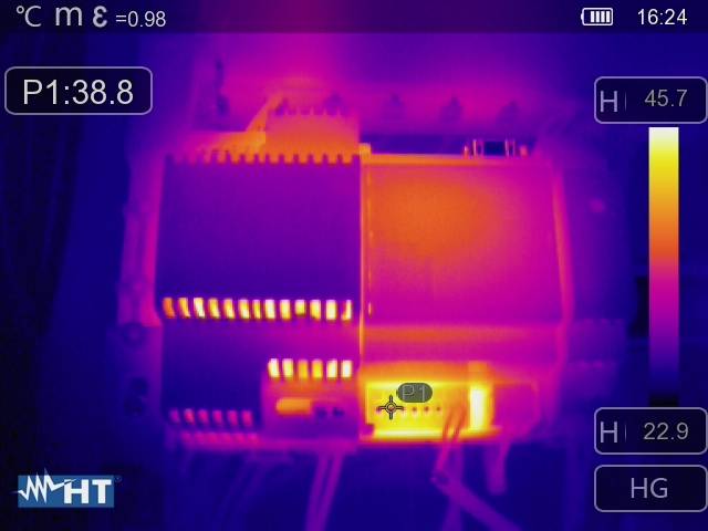 Immagine termografica mostra un dispositivo con aree calde e fredde. In alto a sinistra: temperatura 38,8°C. A destra: indicatori di temperatura alta e bassa.
