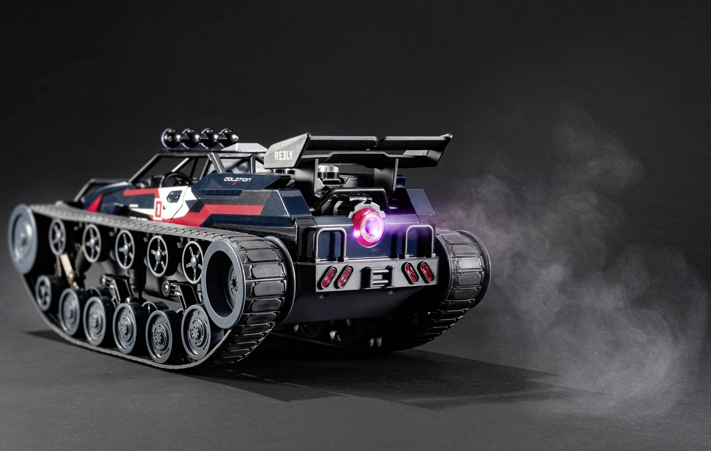 Carro armato giocattolo su sfondo nero, mostra i fanali posteriori e un effetto fumo, simboleggia movimento o azione.