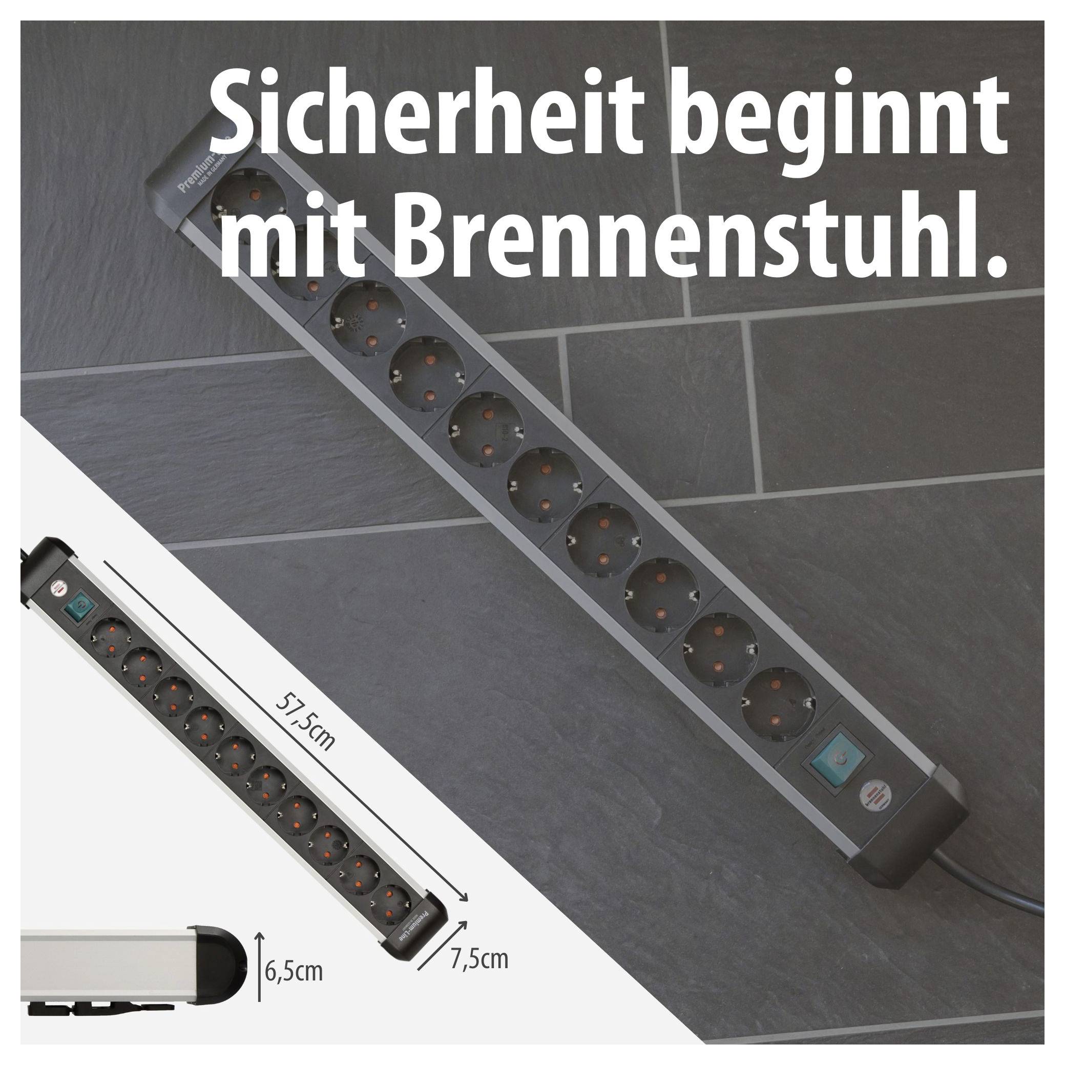 Immagine pubblicitaria di una presa multipla nera Brennenstuhl posizionata sul pavimento; Testo: 'La sicurezza inizia con Brennenstuhl.' Dimensioni 57,5 cm, 7,5 cm, 6,5 cm.