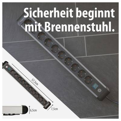 Immagine pubblicitaria di una presa multipla nera Brennenstuhl posizionata sul pavimento; Testo: 'La sicurezza inizia con Brennenstuhl.' Dimensioni 57,5 cm, 7,5 cm, 6,5 cm.