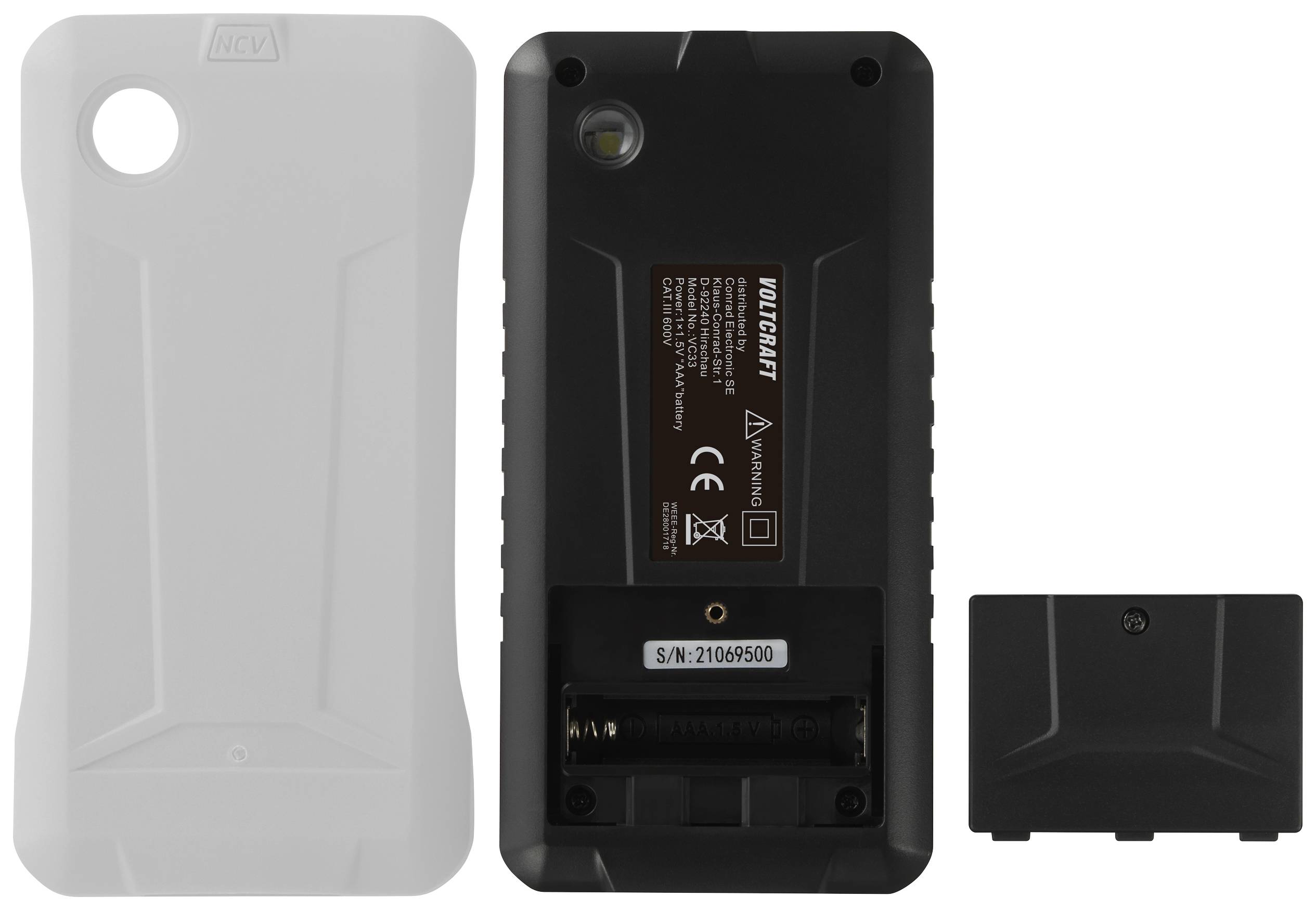 Retro di un dispositivo elettronico con vano batteria aperto, coperchio posizionato accanto, che mostra informazioni sul prodotto e numero di serie.