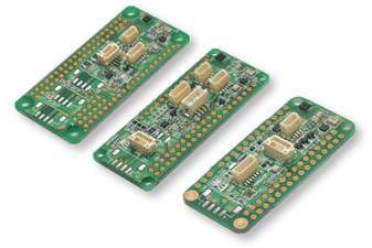 Tre schede elettroniche verdi con contatti arancioni e componenti elettronici, disposte diagonalmente.