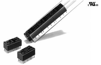 Due relè elettromagnetici e il loro imballaggio. Uno dei relè è sdraiato, l'altro viene estratto dalla confezione.