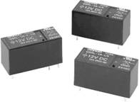 Tre relè neri con la scritta '12V DC', rilevanti per componenti elettronici, forma rettangolare, ciascuno con quattro pin di connessione.