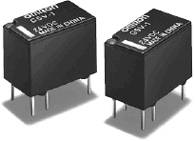 Due relè elettronici neri con la scritta 'OMRON G5V-1' e '24 VDC', ciascuno con quattro pin metallici per il montaggio su scheda.