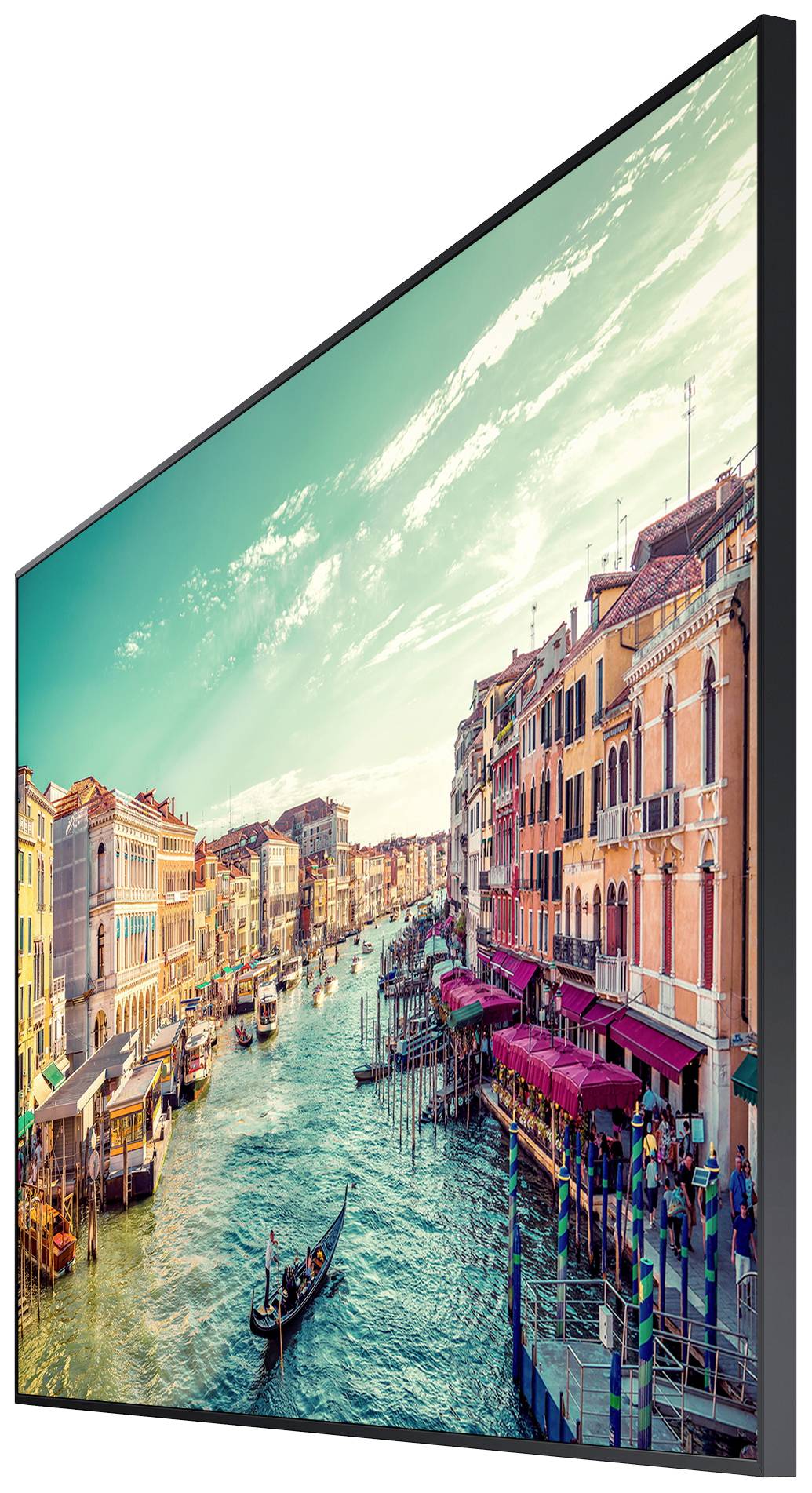 Canale a Venezia con gondole, edifici colorati e cielo azzurro. Vivace via d'acqua che mostra l'architettura veneziana.