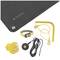 Tappetino di messa a terra con accessori gialli: contatto della spina, cavo a spirale e fascia da polso per scaricare l'elettricità statica, tappetino nero.