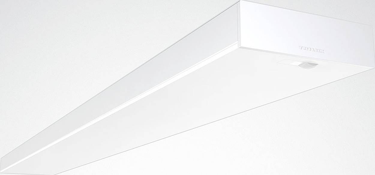 Una plafoniera lineare bianca di design moderno, montata su un soffitto bianco.