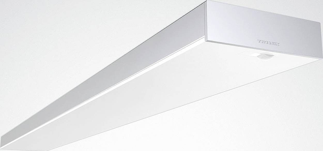 Un lungo purificatore d'aria bianco rettangolare con superficie liscia è montato sul soffitto. Marchio 'TECNOLUMEN' visibile.