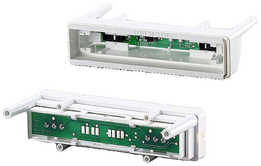 Due componenti elettroniche bianche con circuiti stampati verdi e molteplici connettori, riprese da diverse angolazioni.