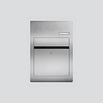 Sportello metallico in un muro, probabilmente una cassetta postale o uno sportello di deposito, in uno stile minimale, su uno sfondo grigio.