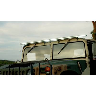 Un veicolo militare all'aperto, illuminato da lampade LED sul tetto, sullo sfondo di un cielo nuvoloso.