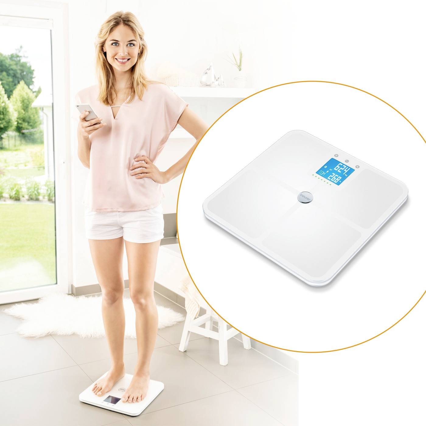 Una donna si fa pesare su una bilancia digitale che mostra il suo peso in chilogrammi. Guarda soddisfatta e tiene in mano uno smartphone.
