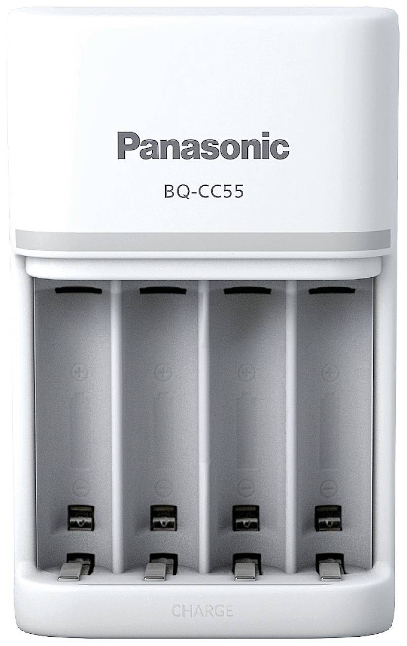 Un caricabatterie bianco Panasonic BQ-CC55 per quattro batterie AA o AAA, raffigurato frontalmente senza batterie inserite.