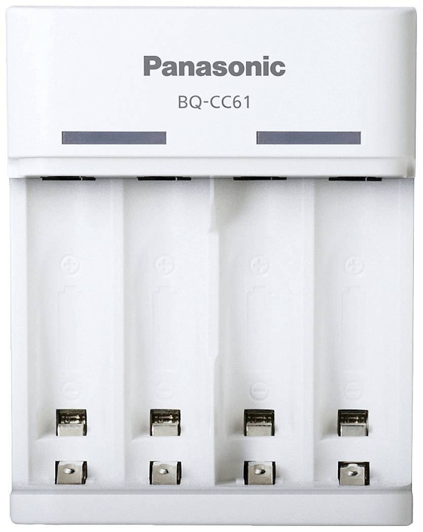 Un caricabatterie bianco Panasonic, modello BQ-CC61, con spazio per quattro batterie AA, senza batterie inserite.
