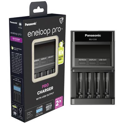 Un caricabatterie Panasonic, modello 'eneloop pro', con quattro slot di carica e uscita USB. La confezione mostra il caricabatterie con display.
