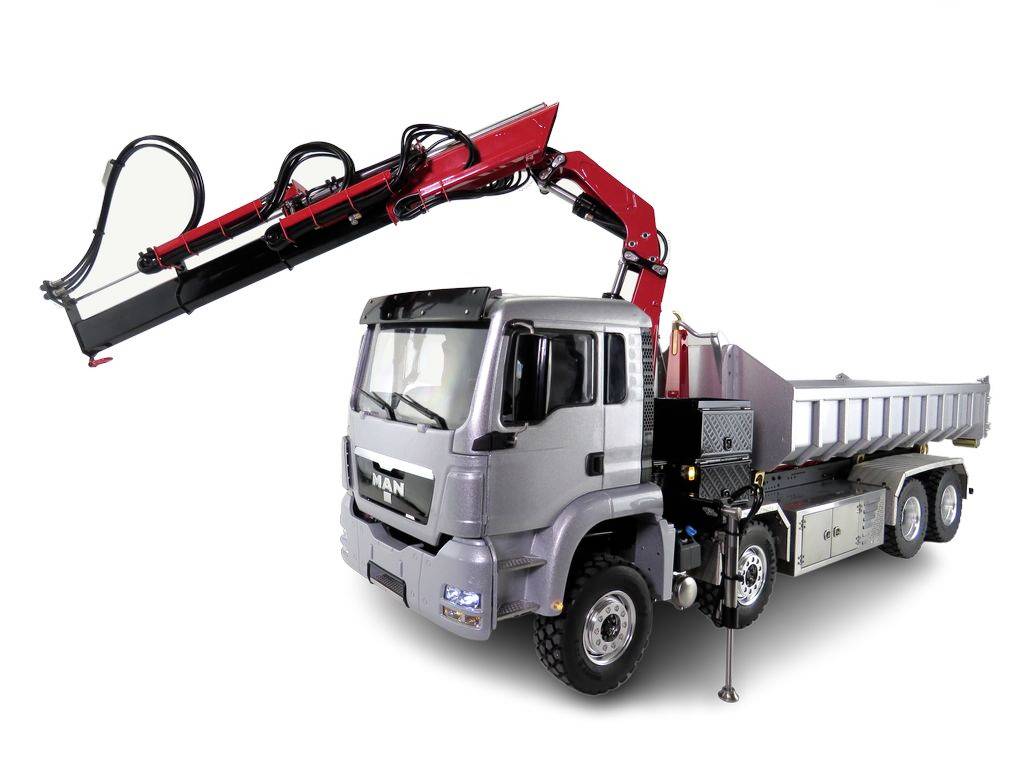 Camion argentato con braccio gru rosso, pronto per l'impiego in cantiere. Rimorchio lungo per il trasporto di carichi, mostrato dalla vista frontale.