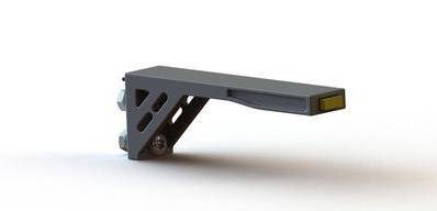 Un supporto grigio in metallo con due viti di fissaggio e una superficie rettangolare gialla sulla parte superiore.