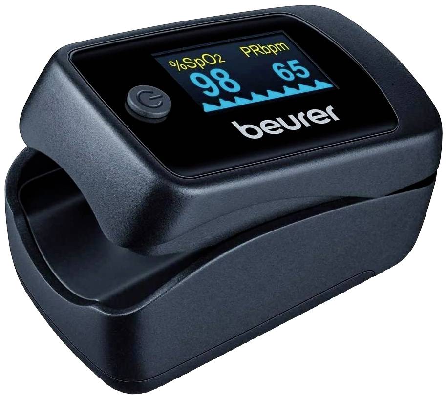 Un pulsossimetro indica la saturazione di ossigeno (98%) e la frequenza cardiaca (65 bpm). È un piccolo dispositivo portatile di Beurer.