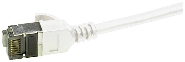 Primo piano di un cavo Ethernet con connettore RJ-45 su sfondo bianco. Ideale per reti e connessioni internet.