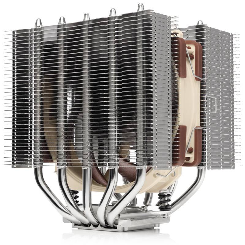 Un grande dissipatore di calore per CPU con più alette di raffreddamento argentate e heatpipes. È progettato per l'uso in computer ad alte prestazioni.