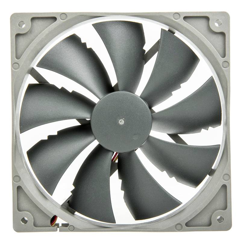 Un ventilatore grigio per computer con più pale rotanti, montato in una cornice quadrata, fotografato da un angolo leggermente inclinato.