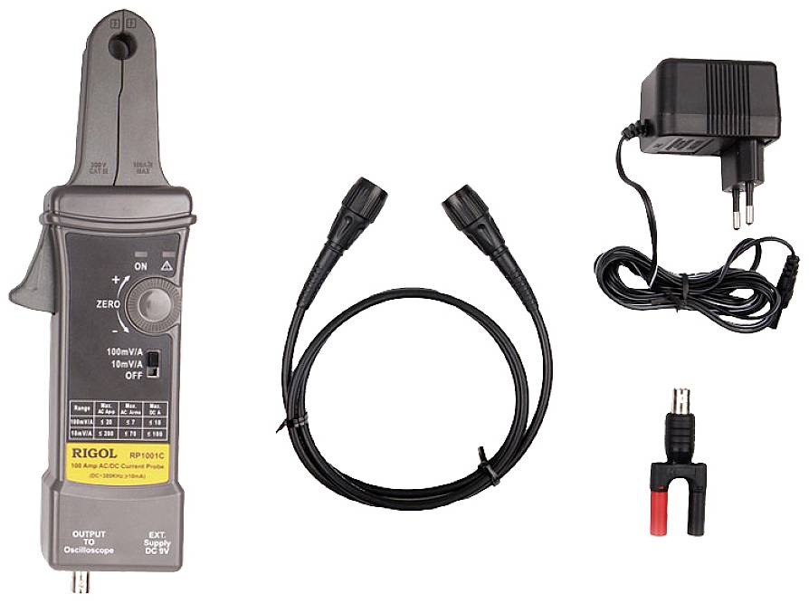 Pinza amperometrica di Rigol completa di relativo adattatore di rete, due cavi e spinotti di connessione; idonea per misurazioni elettriche.