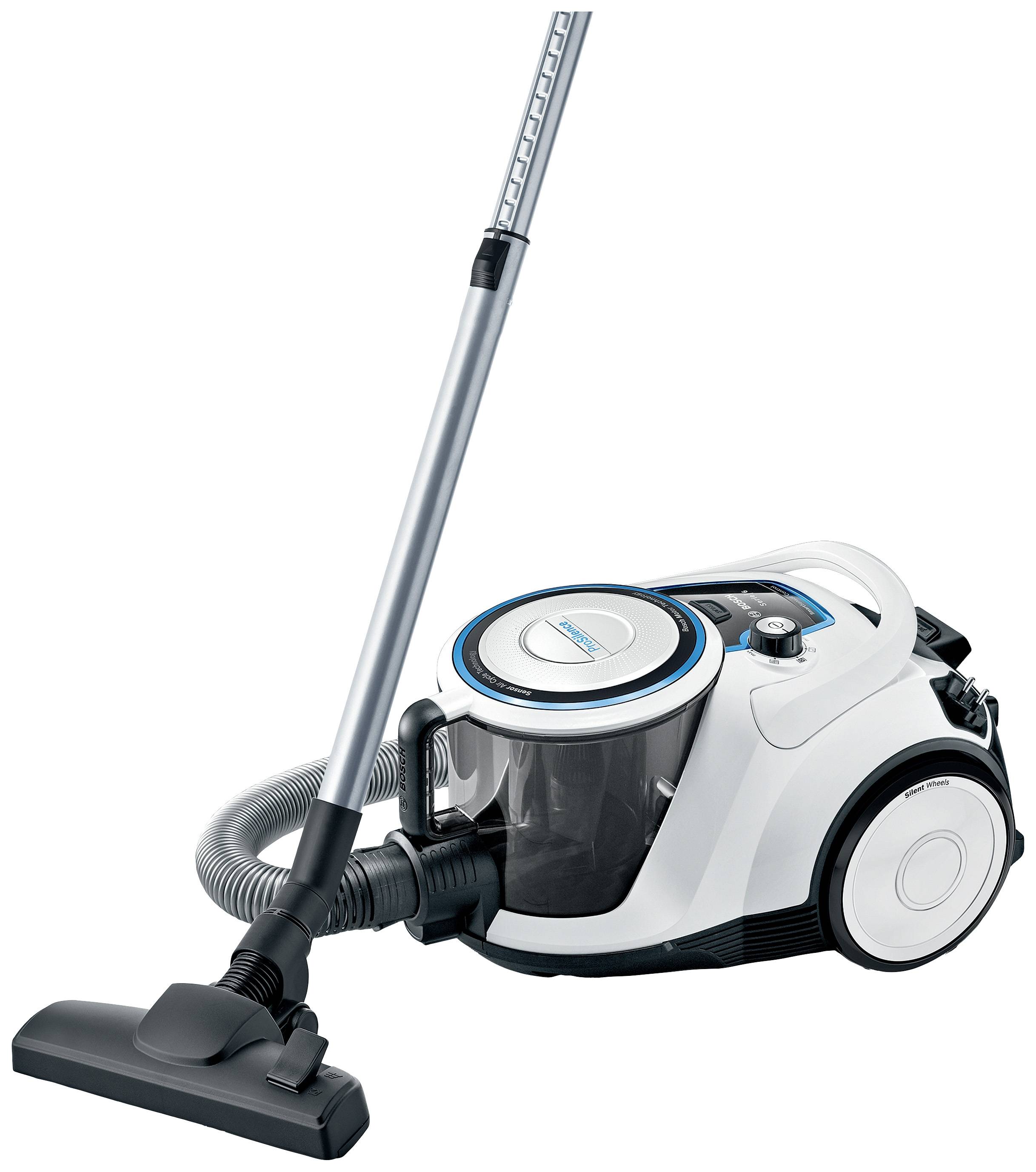 Un aspirapolvere moderno, bianco, con un lungo tubo di aspirazione e un contenitore della polvere trasparente, è posizionato su un pavimento grigio.