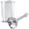 Un accessorio per frullatore a immersione in acciaio inox accanto a un bicchiere graduato trasparente che mostra marcature in millilitri e once.