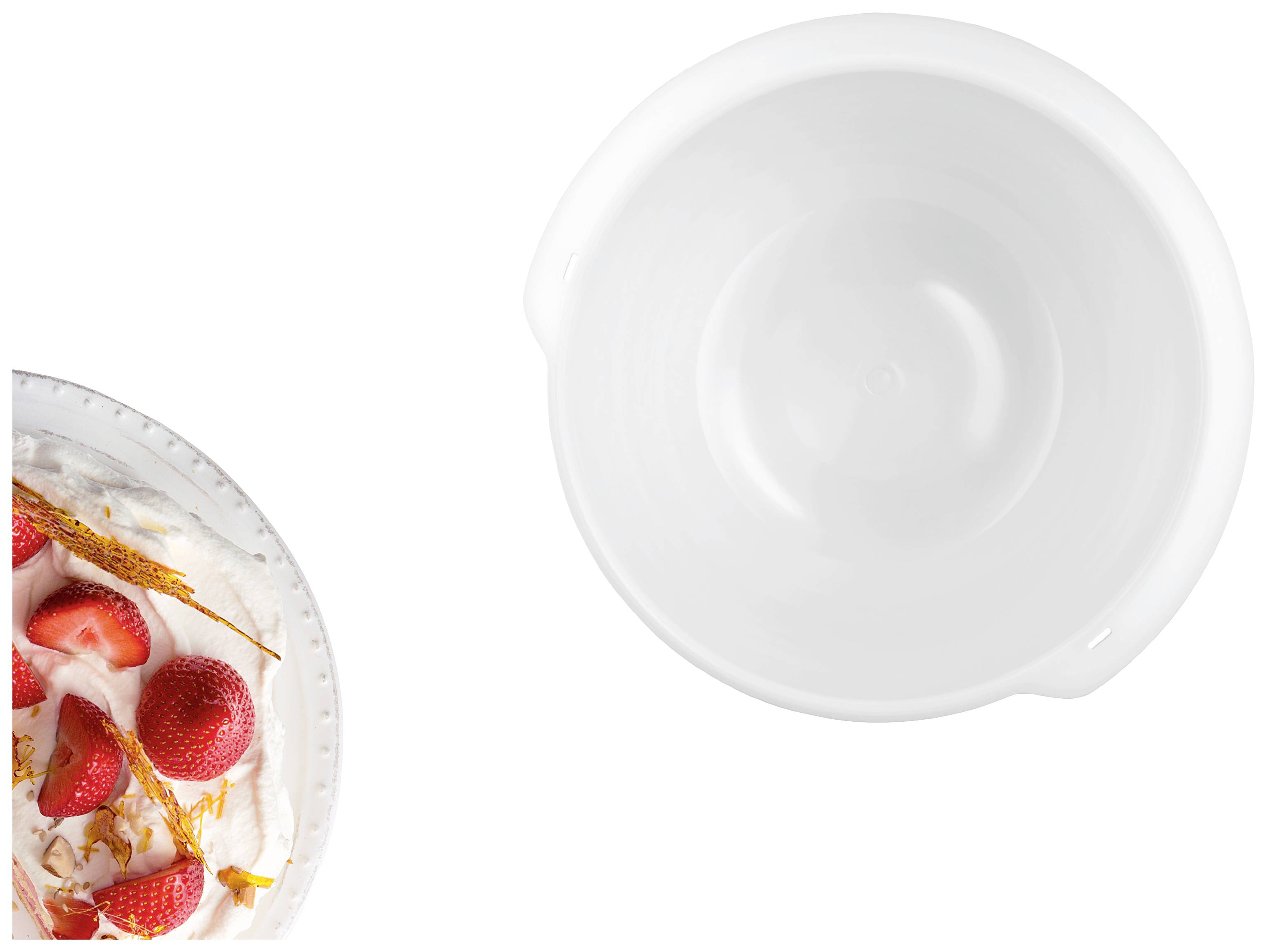 Vista laterale di una torta di fragole a sinistra; ciotola bianca vuota a destra su sfondo bianco.