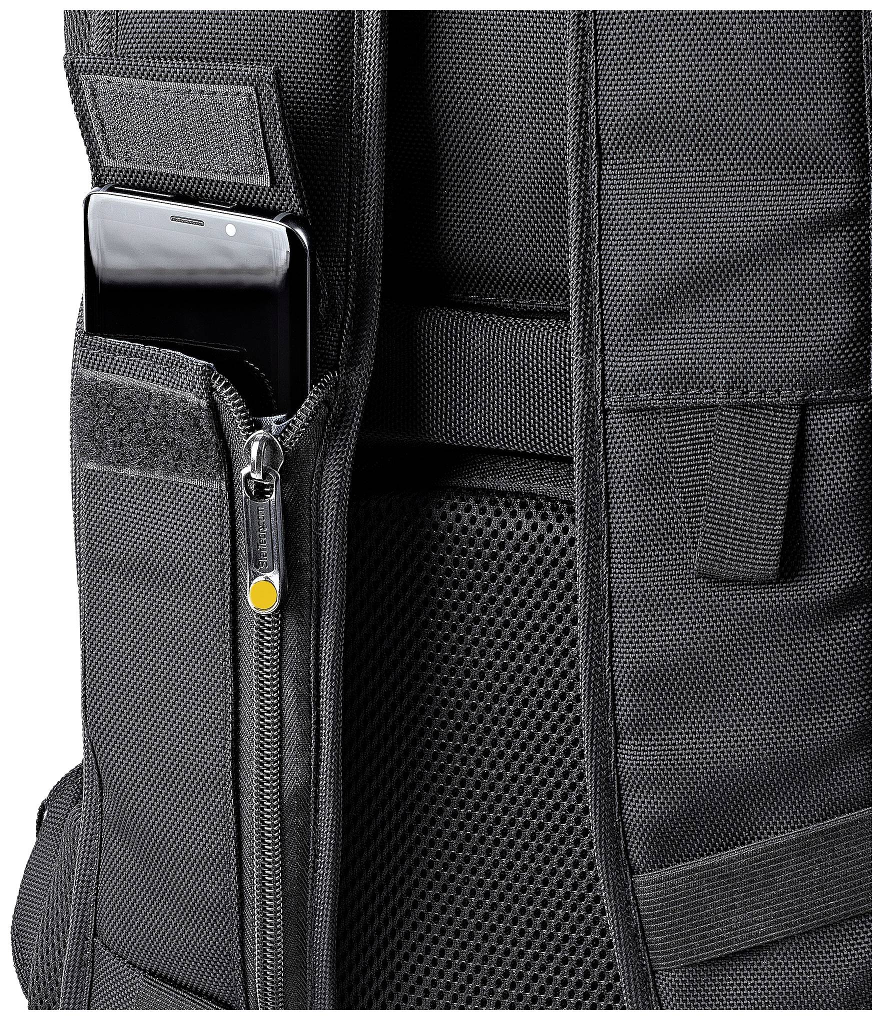 Una borsa nera con una zip parzialmente aperta mostra un smartphone infilato in un tasca anteriore.