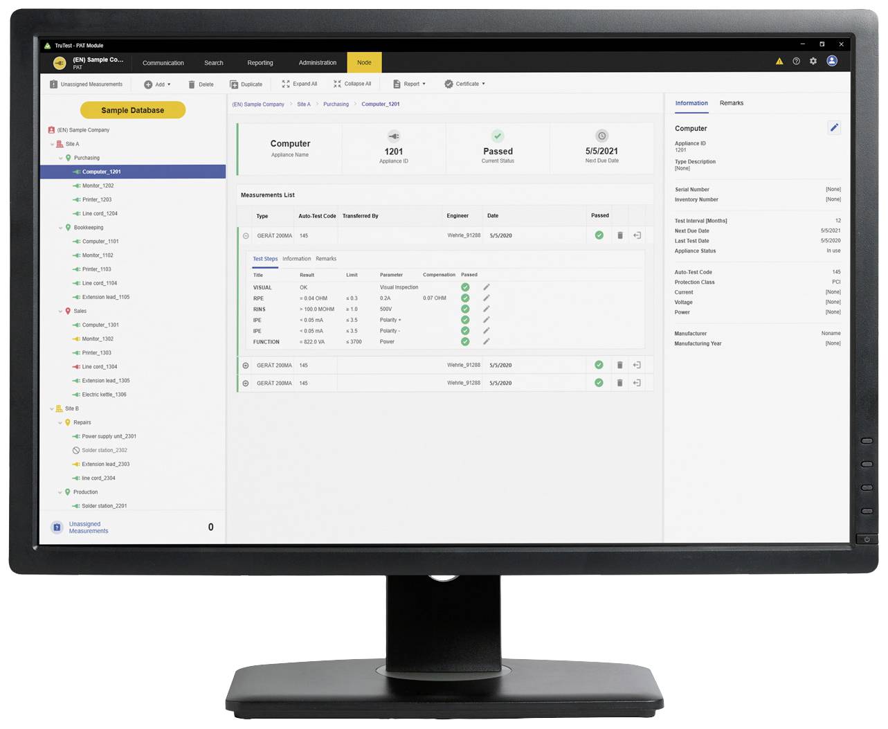 Schermo con un'interfaccia software per il monitoraggio della qualità. Mostra informazioni del computer, risultati dei test e dati di misurazione.