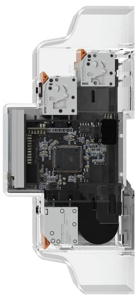 Un dispositivo elettronico con una copertura trasparente mostra circuiti interni e connessioni. Sono visibili elementi di controllo.