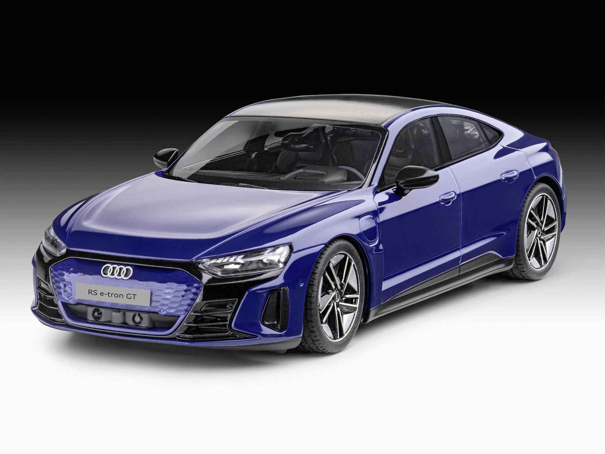 Un'auto blu, modello Audi RS e-tron GT, è parcheggiata di lato su uno sfondo grigio. Mostra un design elegante e sportivo.
