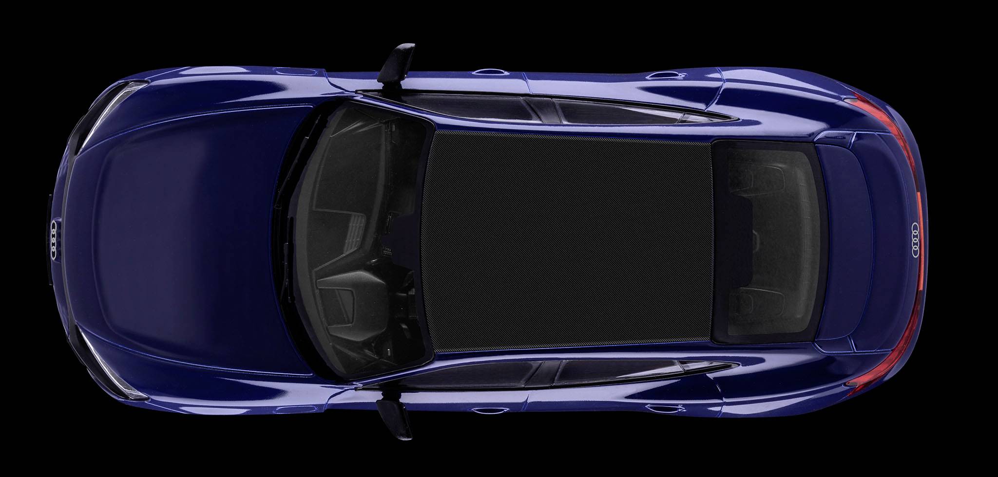 'Auto blu dall'alto contro uno sfondo nero, che mostra il tetto e entrambi gli specchietti laterali.'