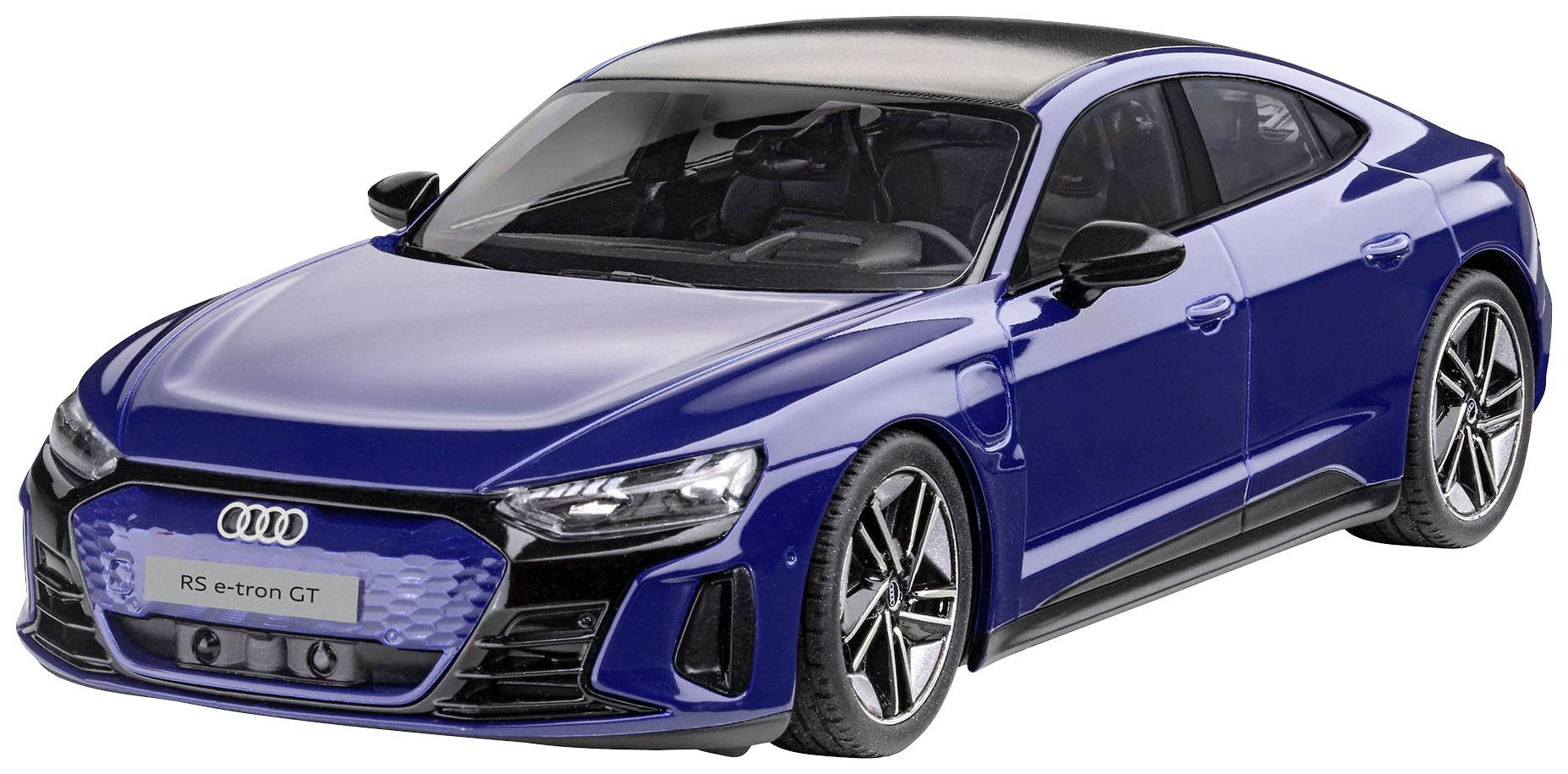 Auto modello Audi RS e-tron GT blu, visto di tre quarti anteriore. Design sportivo, linee affusolate, cerchi vistosi e look dinamico.